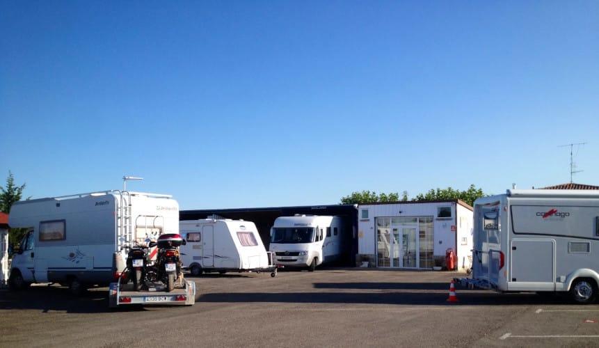 Área privada de Autocaravanas de León.Camper park - Foto 3