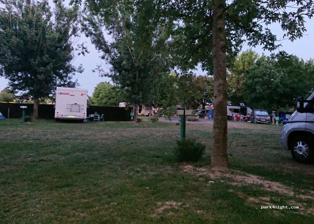 Camping "Les bords de Besbre" - Foto 2