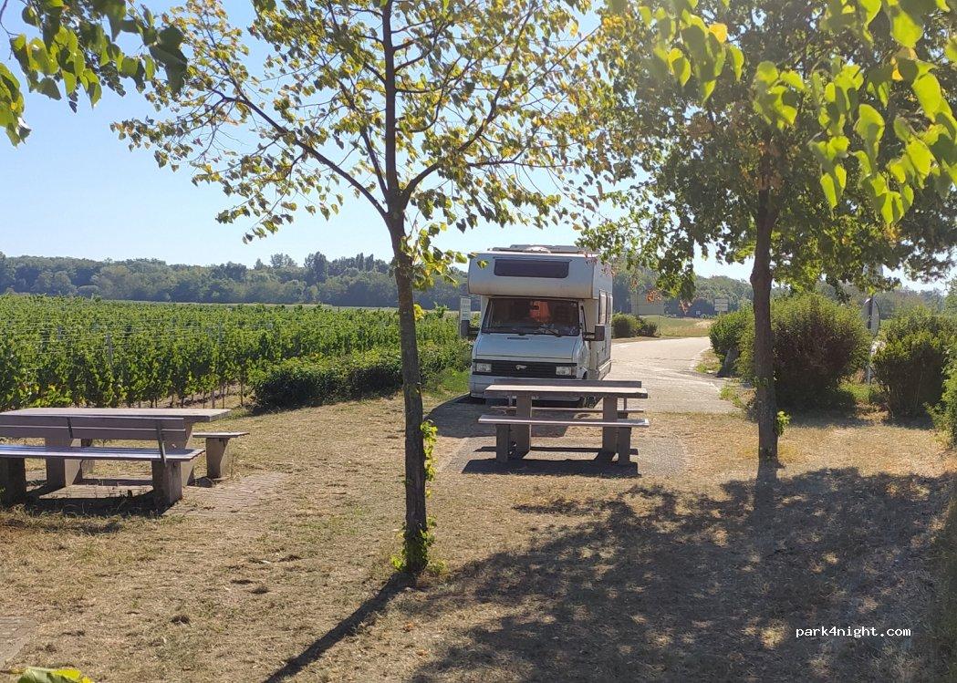 aire de stationnement camping cars 68630 Bennwihr - Foto 2