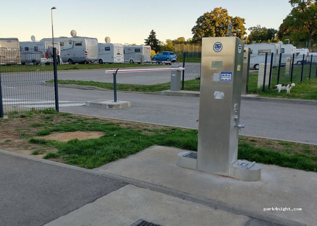 aire de services et stationnement camping cars Langres - Foto 4