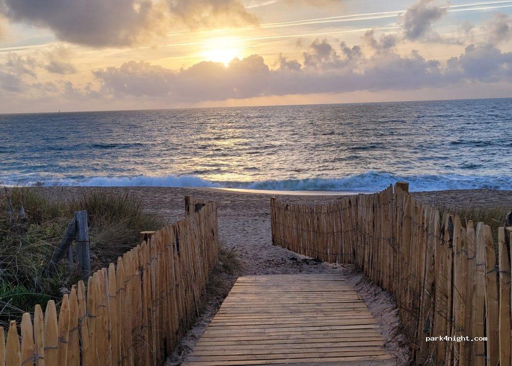 Aire Camping-car Par. La grande falaise - Foto 2