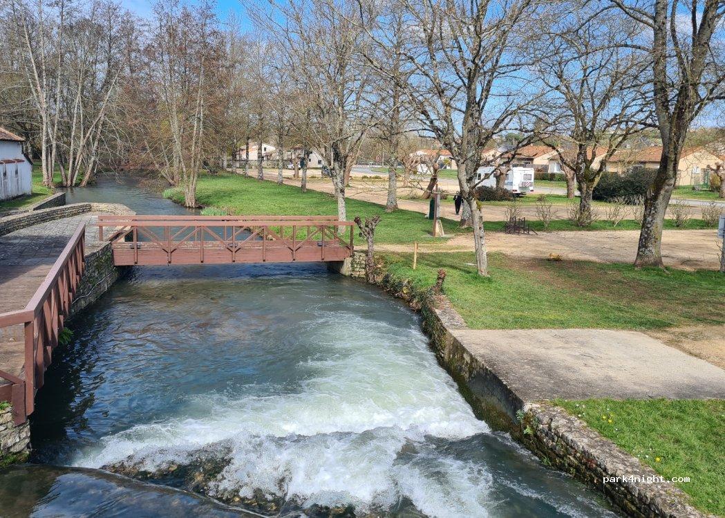 Aire de service pour camping-cars 79800 La Mothe-Saint-Héray - Foto 4