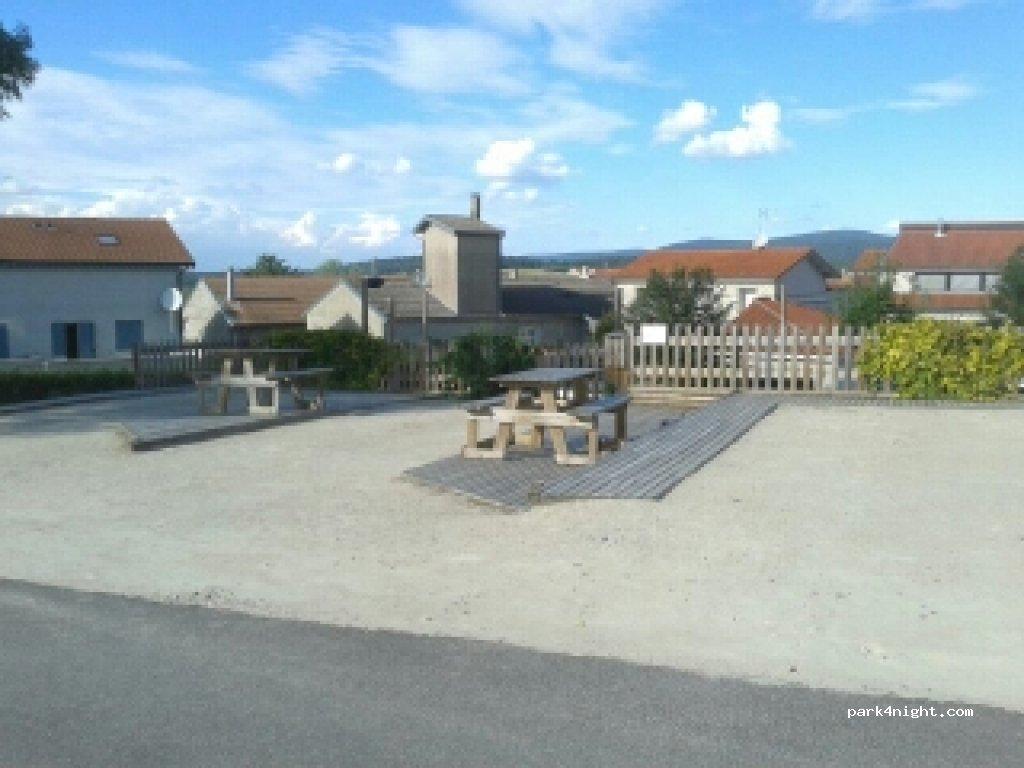 Aire de camping-car SAINT BONNET LE FROID - Foto 3