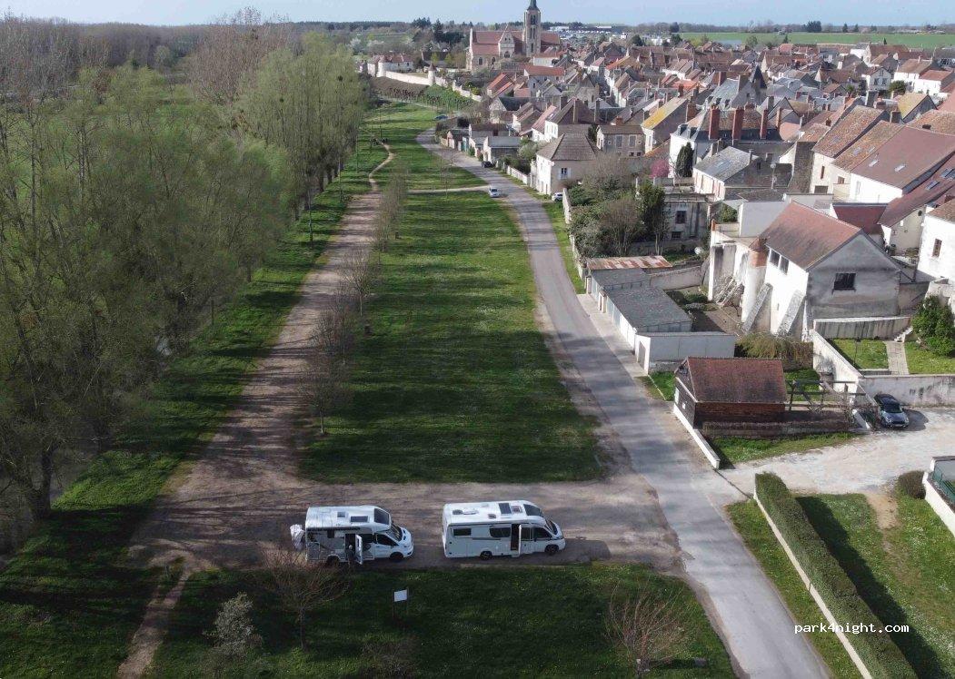 Aire de camping-car Bonny-sur-Loire (Free) - Foto 2