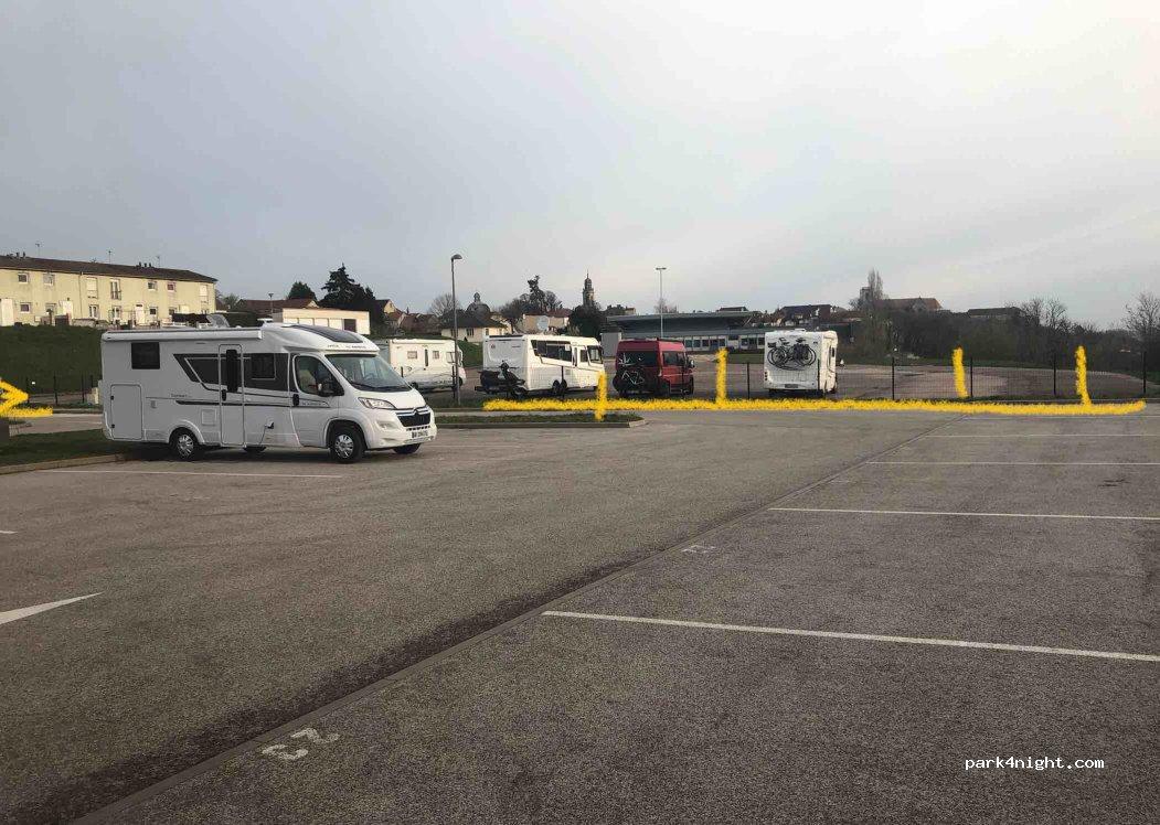 aire de services et stationnement camping cars Langres - Foto 3