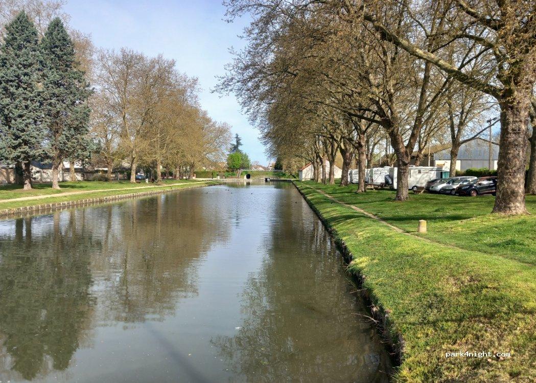 Aire de Camping-Car Mehun - Foto 7