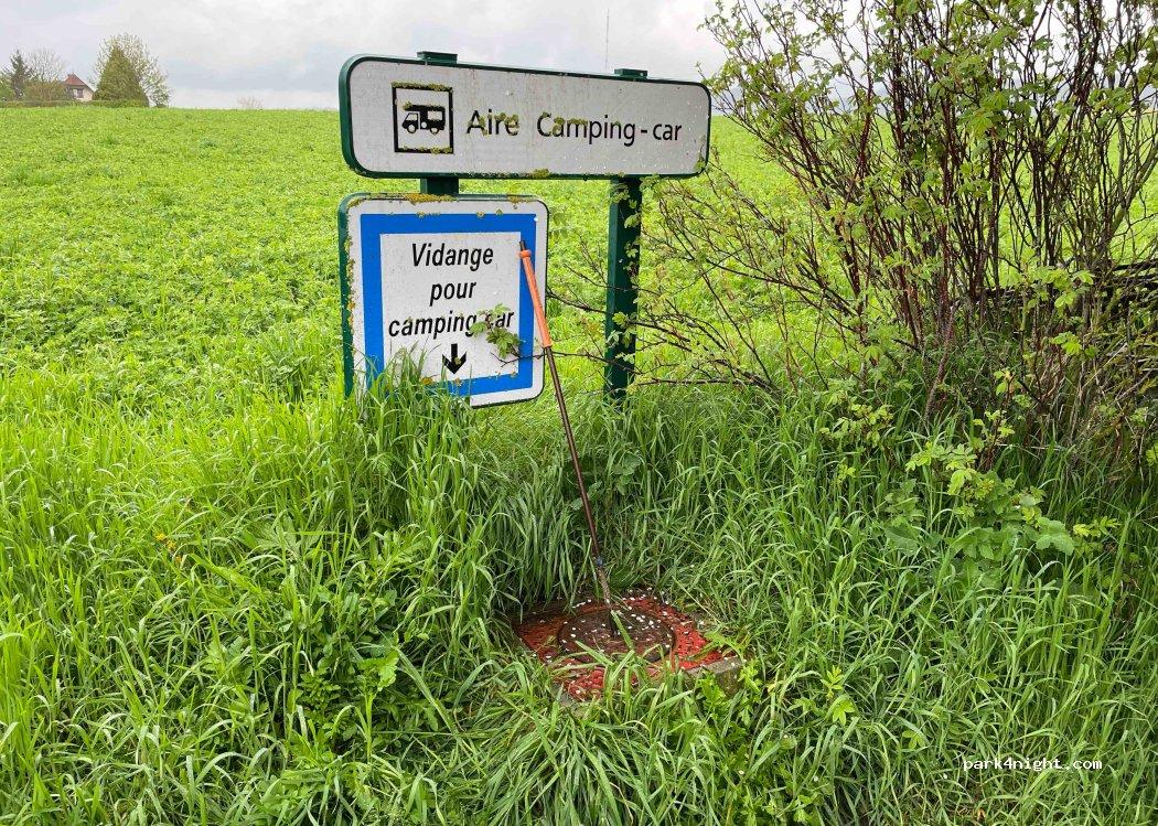 Mesnières-en-Bray Motorhome Aire - Foto 3