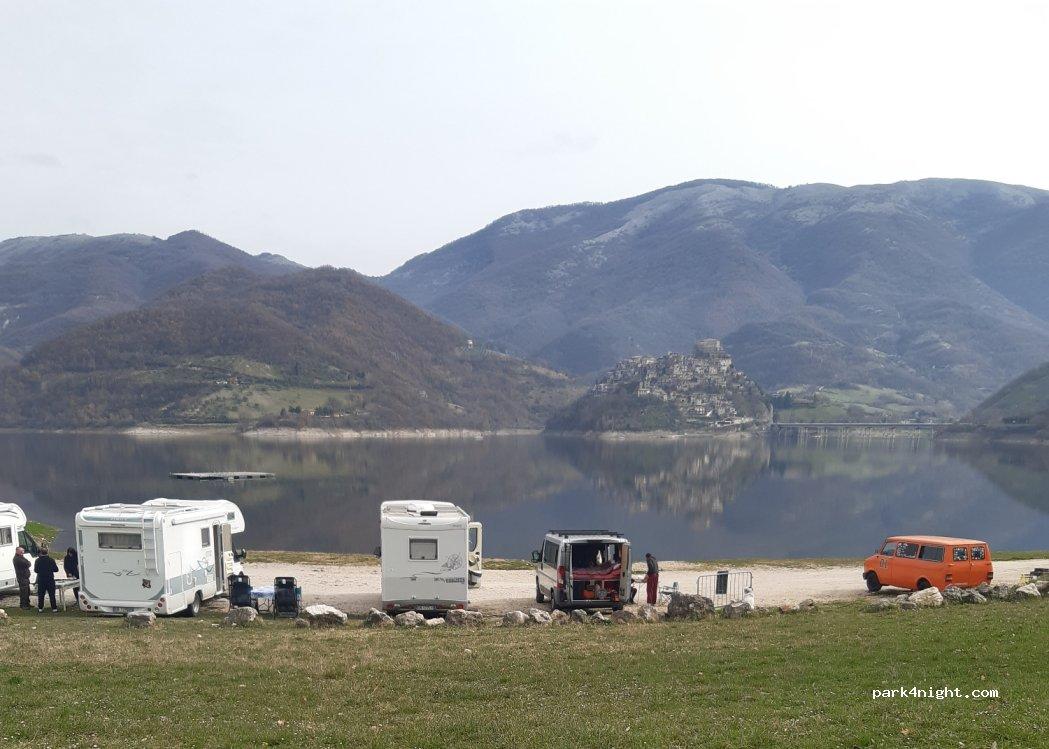 Area Sosta Camper "Lago del Turano" Castel di Tora - Foto 2