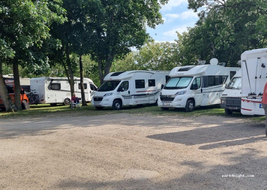 Briare-le-Canal Camping-Car Aire - Foto 7
