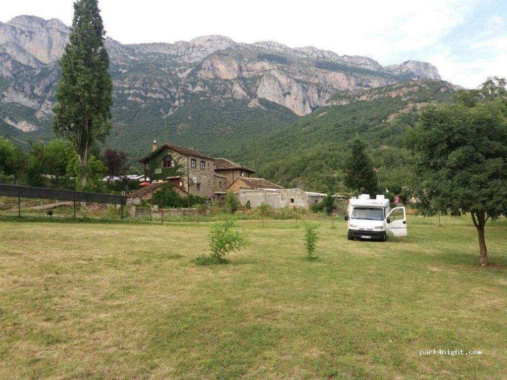 Acampada rural y área de autocaravanas El Plano - Foto 4