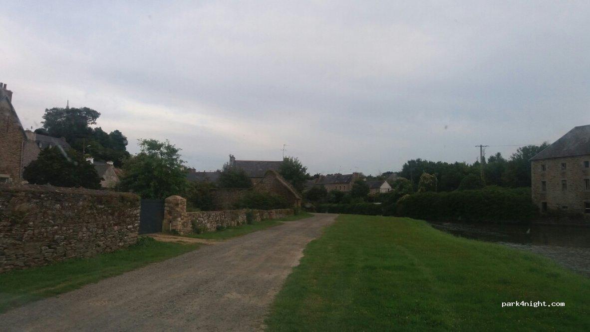 Aire de camping-car La Roche-Derrien - Foto 7