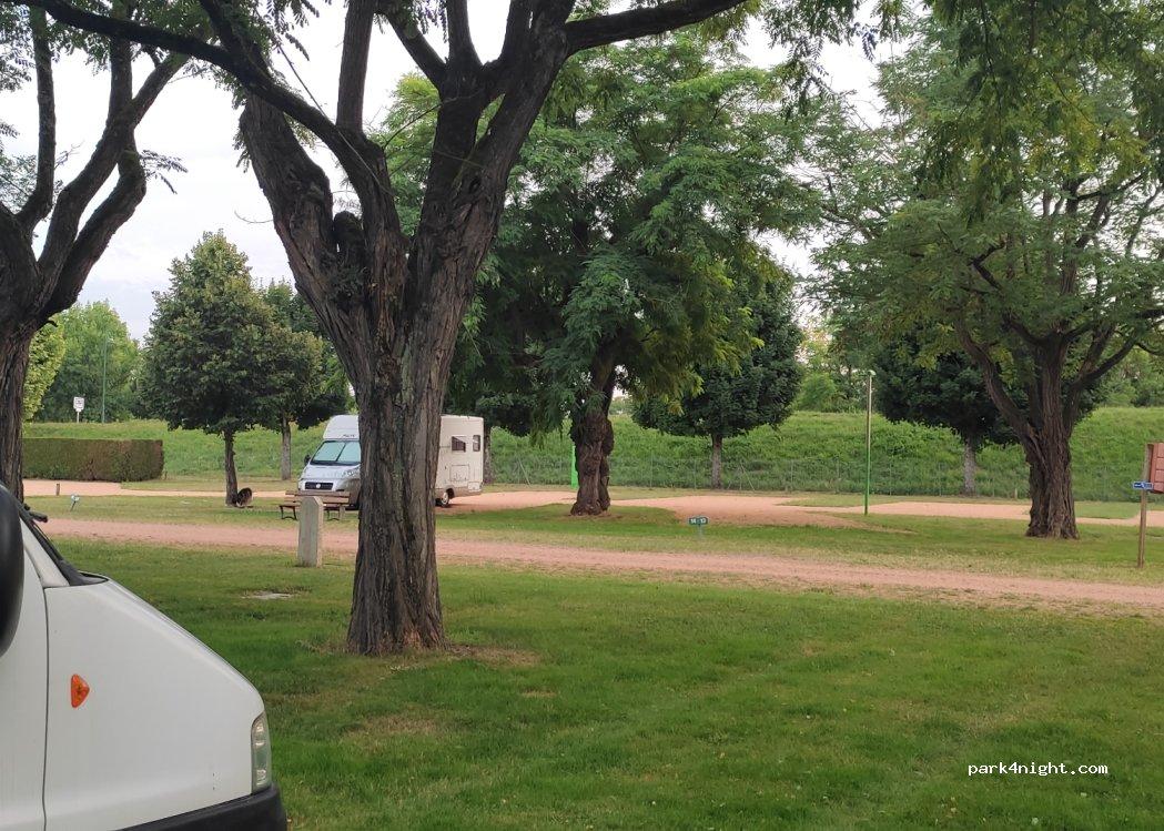 Aire Camping-Car Park de mon Village de Puy-Guillaume - Foto 5
