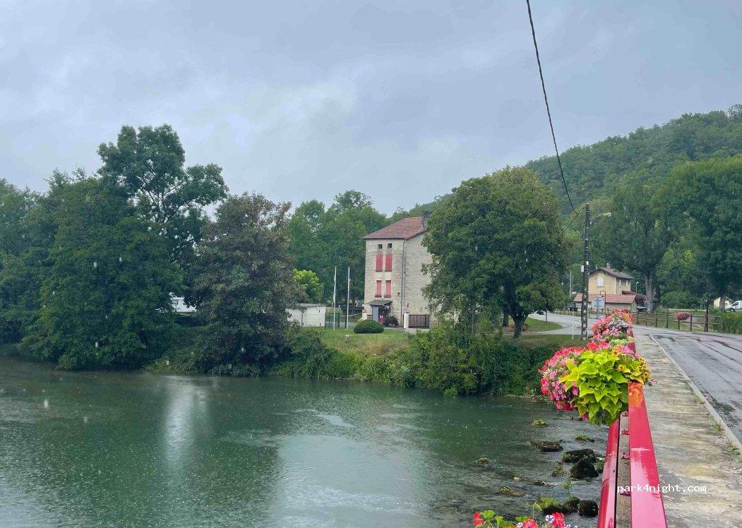 aire de services et stationnement camping cars 52300 Joinville - Foto 3