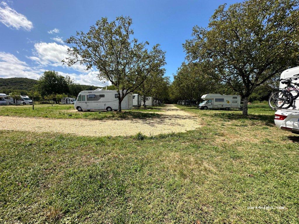 Aire Camping Car des Châteaux en Périgord - Foto 2