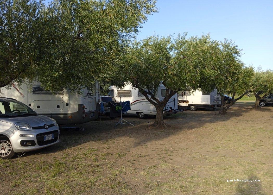 Area sosta camper dentro al Parcheggio dell’Uliveto - Foto 3