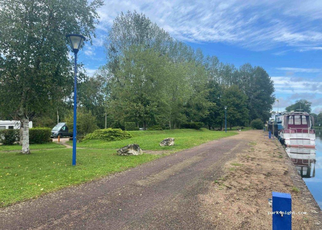 Stationnement camping-cars Champigny-lès-Langres - Foto 2