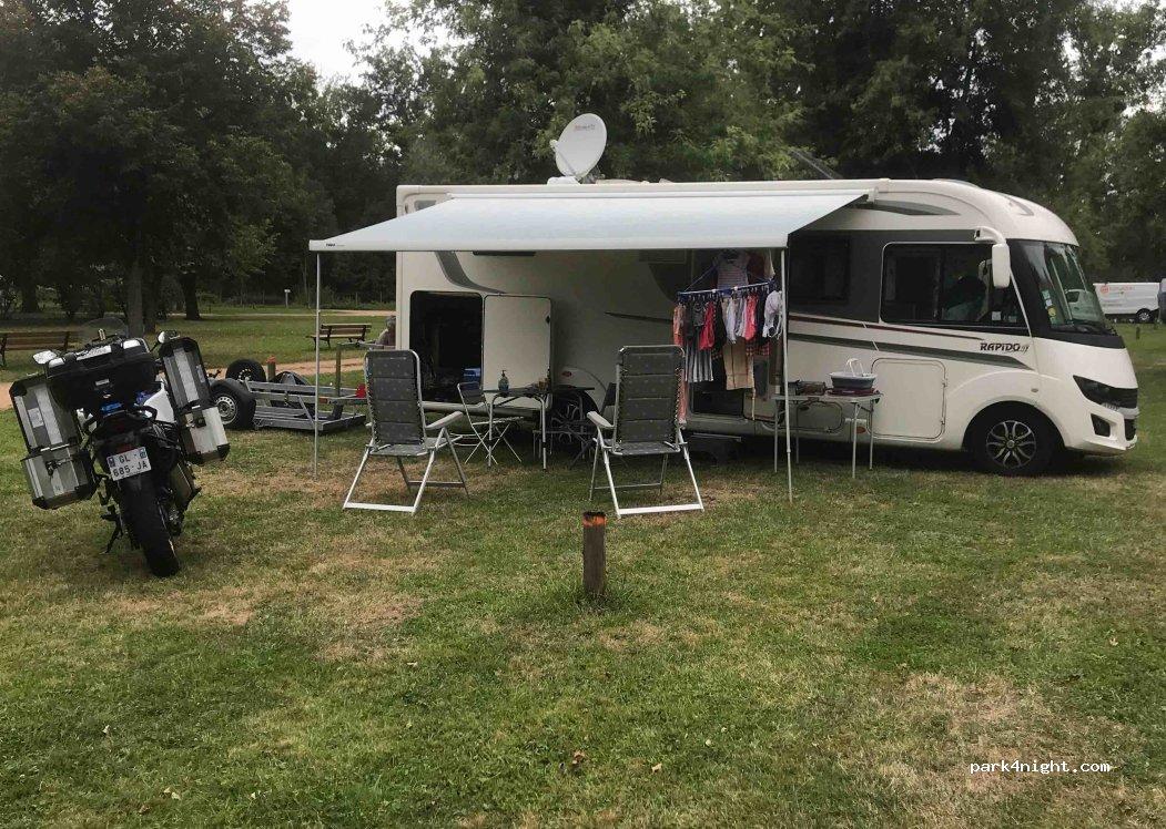 Aire Camping-Car Park de mon Village de Puy-Guillaume - Foto 3