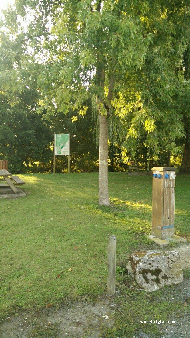 Aire de camping-car MONTMOREAU SAINT CYBARD - Foto 7