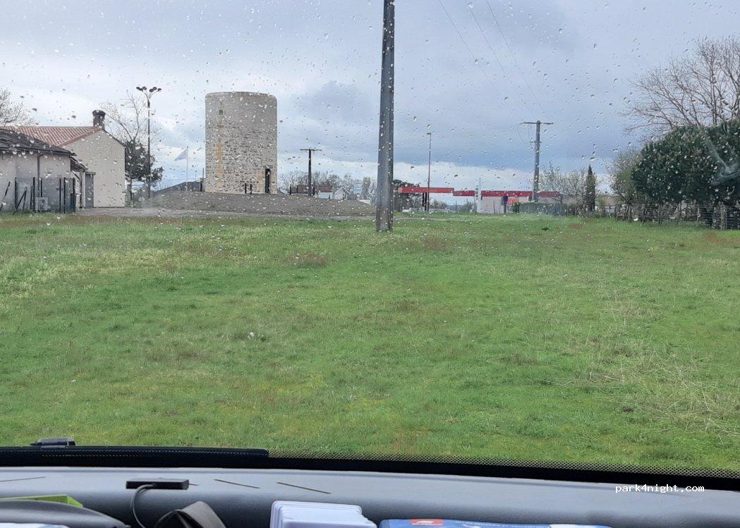 Aire de camping-car SAINT SAVIN - Foto 3