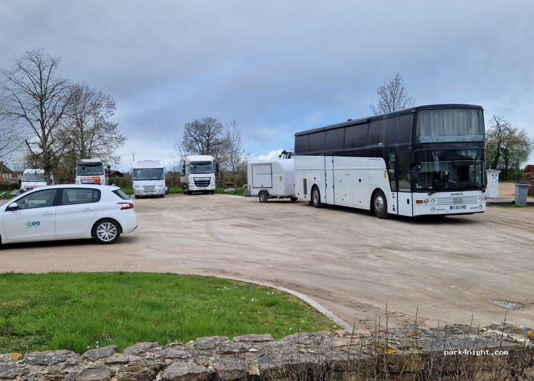 Aire de camping-car MONTMARAULT - Foto 7