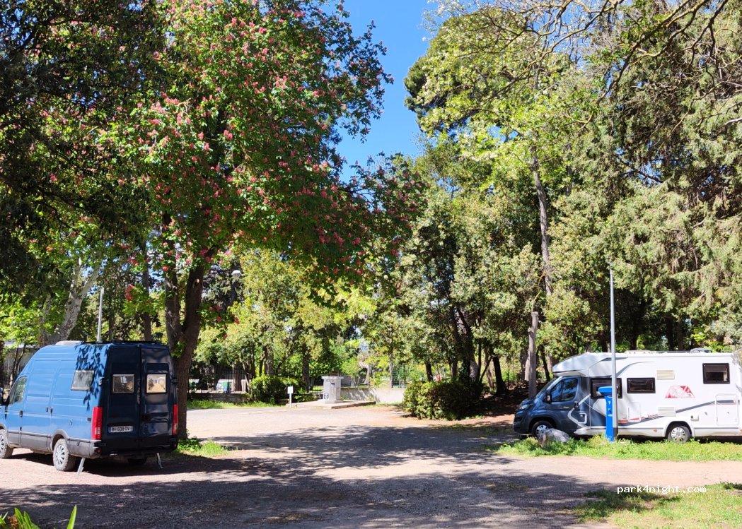 AiRE DE SERViCES CAMPiNG CARS "Le Parc"