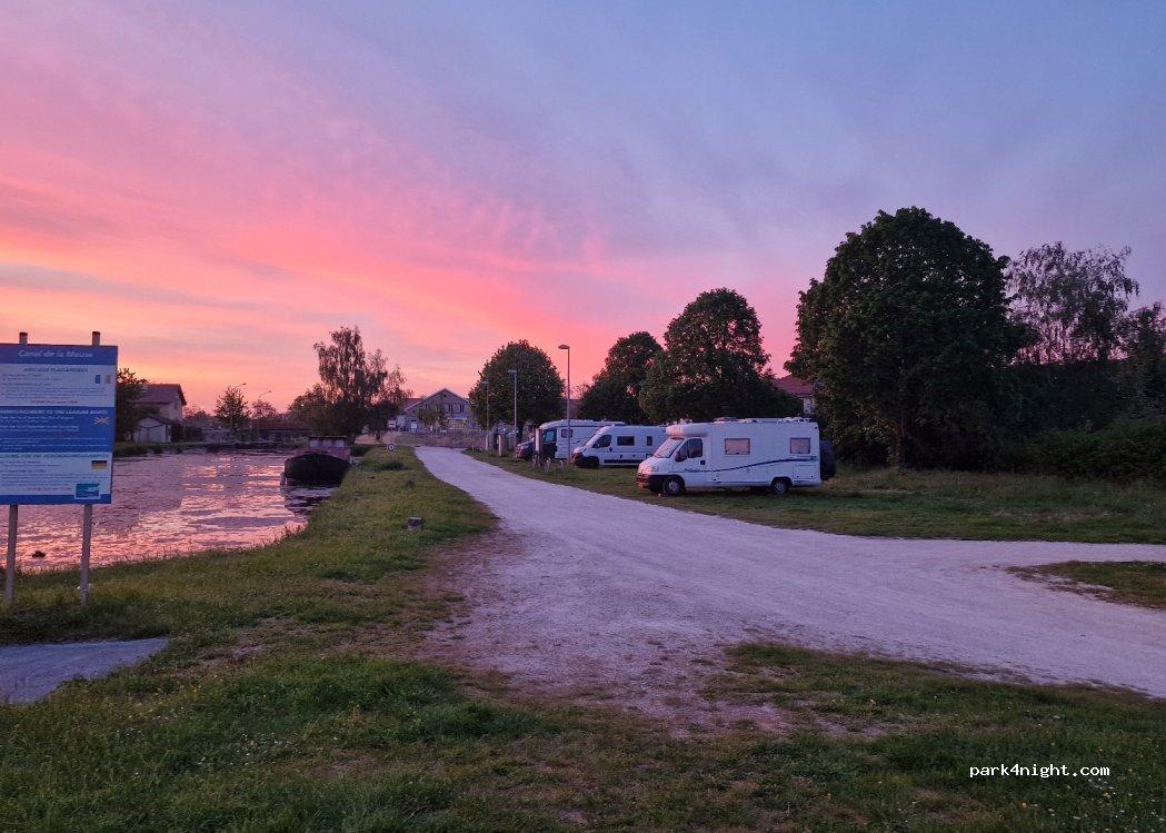 aire de stationnement camping cars 55320 Dieue-sur-Meuse - Foto 4