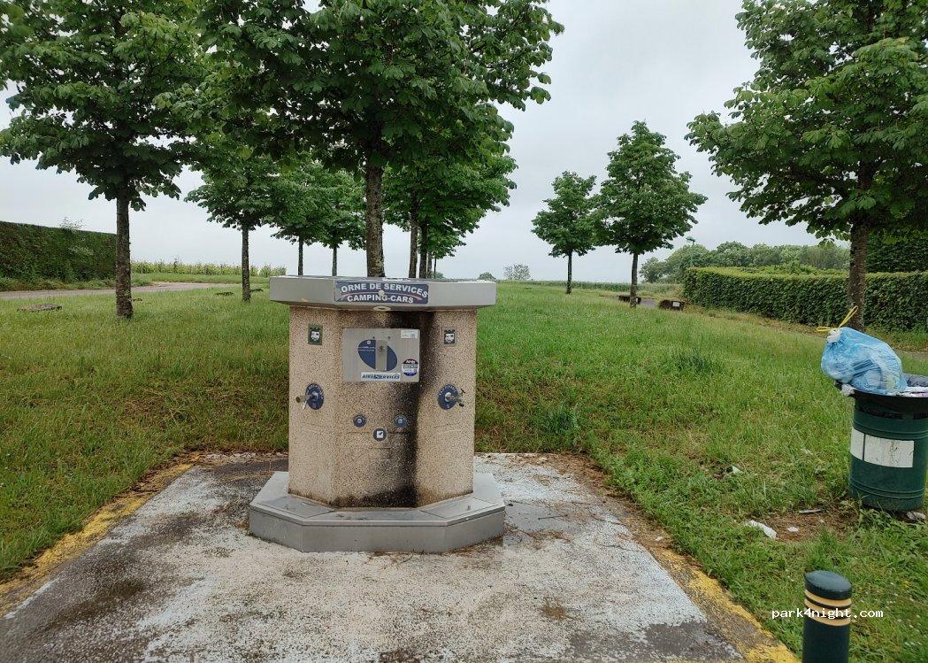 Terrain de Stationnement de Camping-cars d'Épineuil - Foto 2