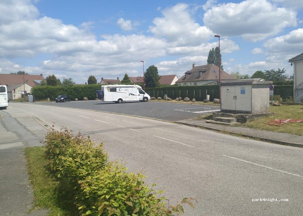 aire de services et stationnement camping cars 61300 Chandai - Foto 2