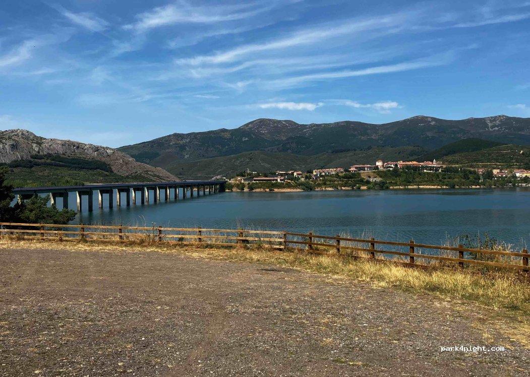 Aparcamiento de autocaravanas Riaño - Foto 4