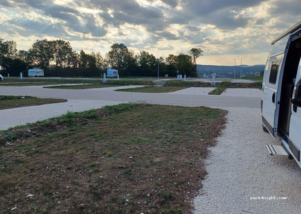 Aire Camping Car - Clairvaux-les-Lacs [AireServices] - Foto 3