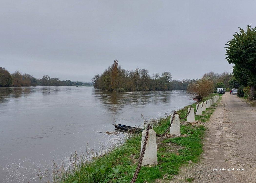 aire de camping car CHOUZÉ-SUR-LOIRE - Foto 3