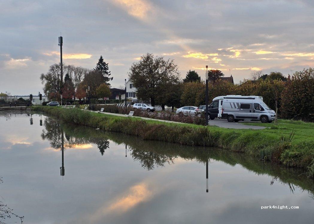 Aire de camping-car du Canal de Berry - Foto 6