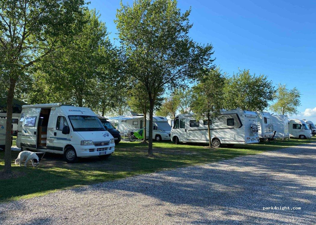 Camper Parking Area to the Parks - Foto 4