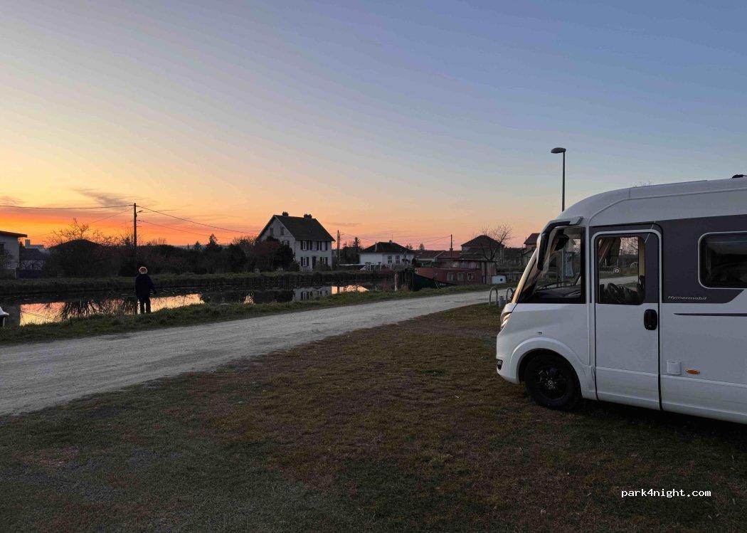 aire de stationnement camping cars 55320 Dieue-sur-Meuse - Foto 6