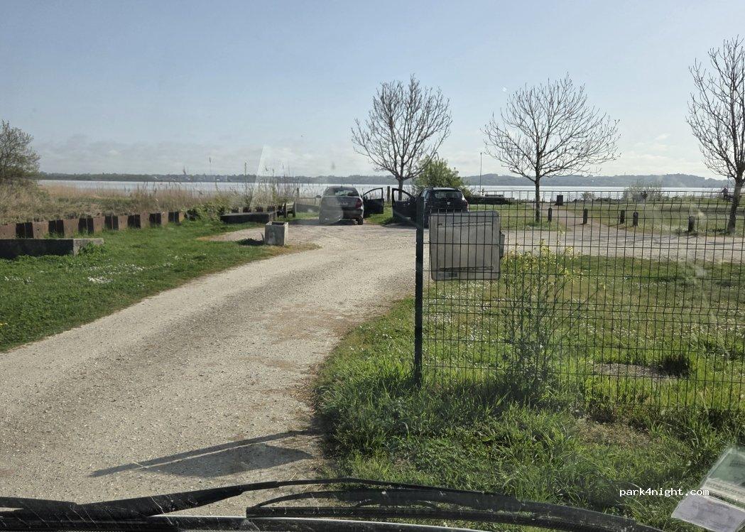 Aire communale de camping-cars de Lamarque - Foto 3