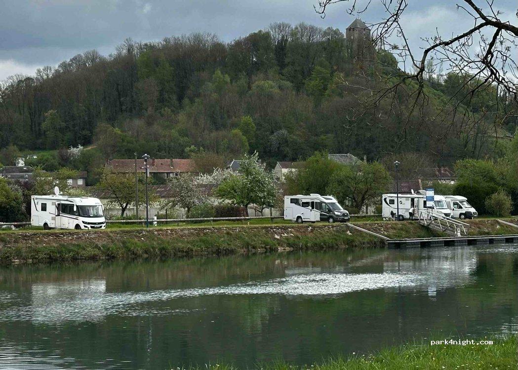 Aire de camping-car et port de plaisance de Dun-sur-Meuse - Foto 4