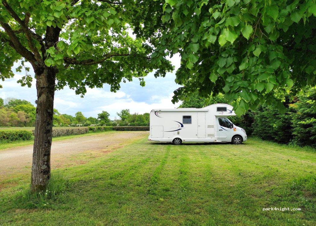 Aire de camping-car AINAY LE VIEIL - Foto 7