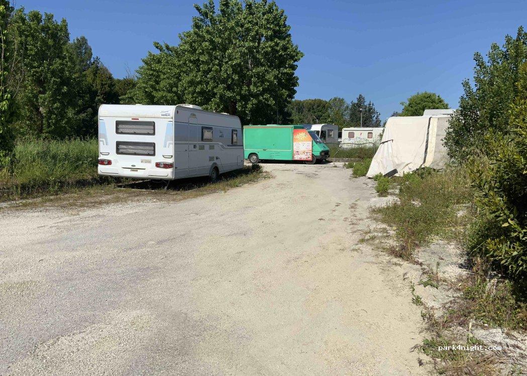 Punto Sosta Camper/Camper Service - Foto 2