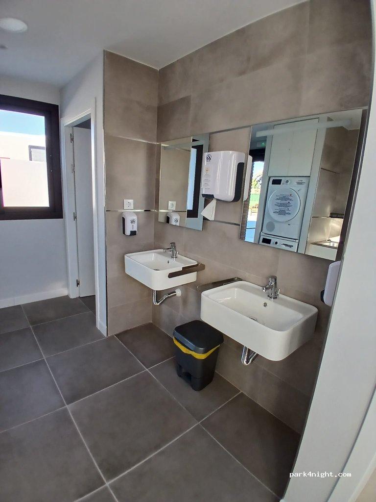 Área de Autocaravanas Victoriano Martín - Foto 7