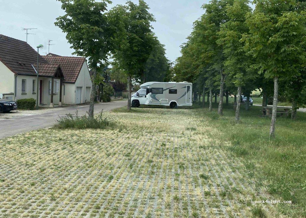 Terrain de Stationnement de Camping-cars d'Épineuil - Foto 4