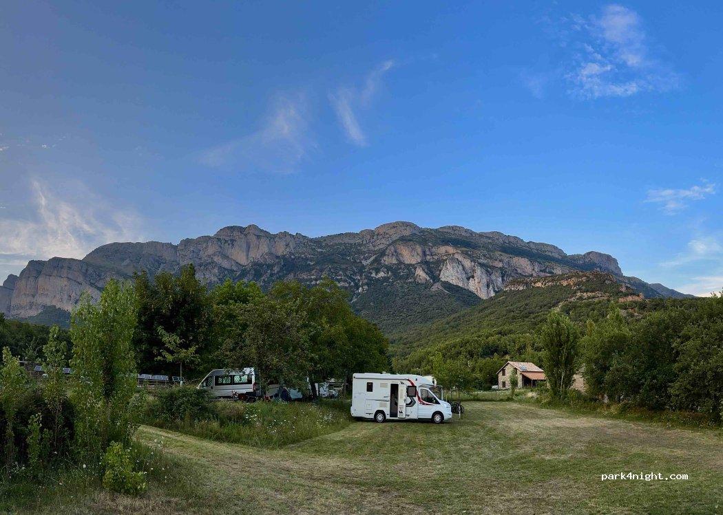 Acampada rural y área de autocaravanas El Plano - Foto 3