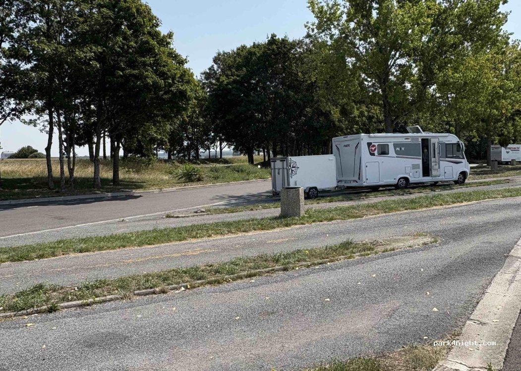 aire de stationnement camping cars 51520 La Veuve