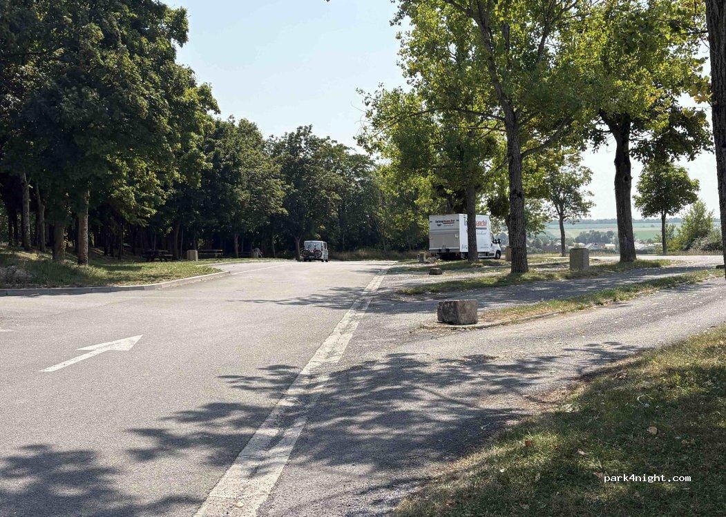 aire de stationnement camping cars 51520 La Veuve - Foto 4