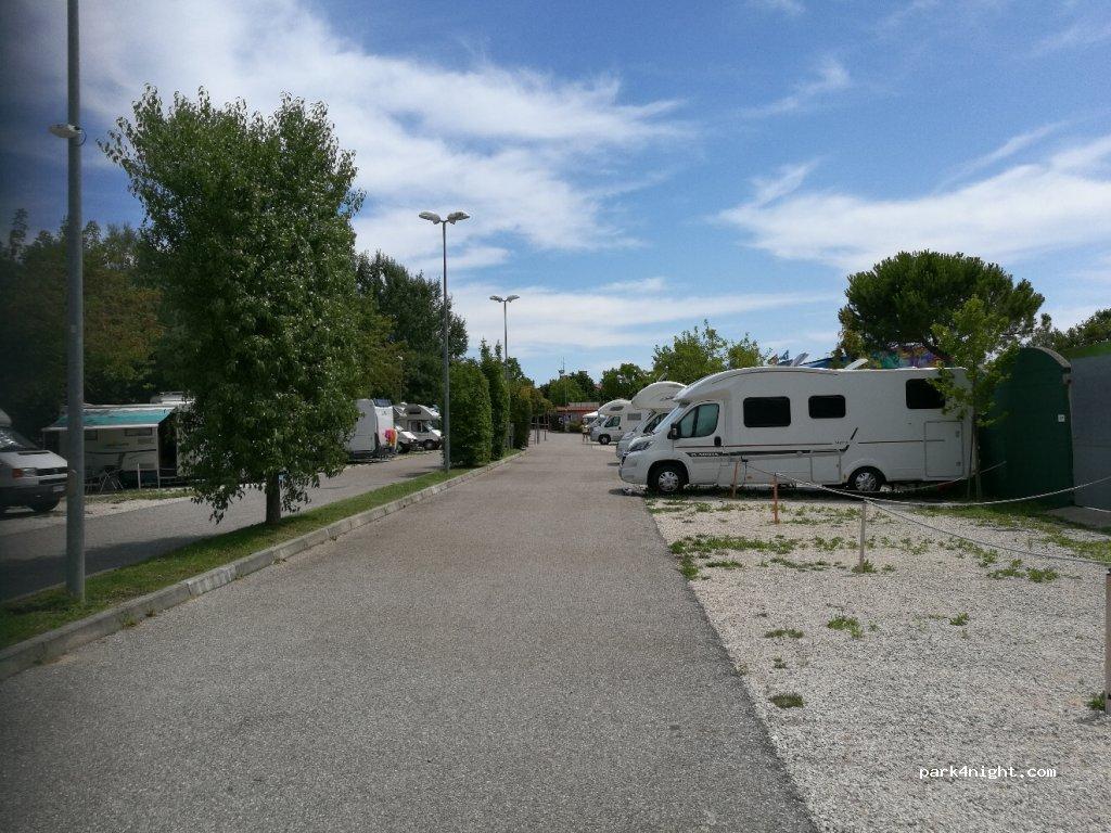 Camper Parking Area to the Parks - Foto 6