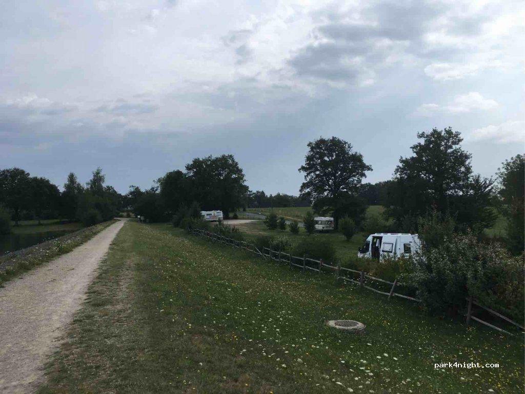 Aire de Camping Car Municipale - Baraqueville - Foto 7