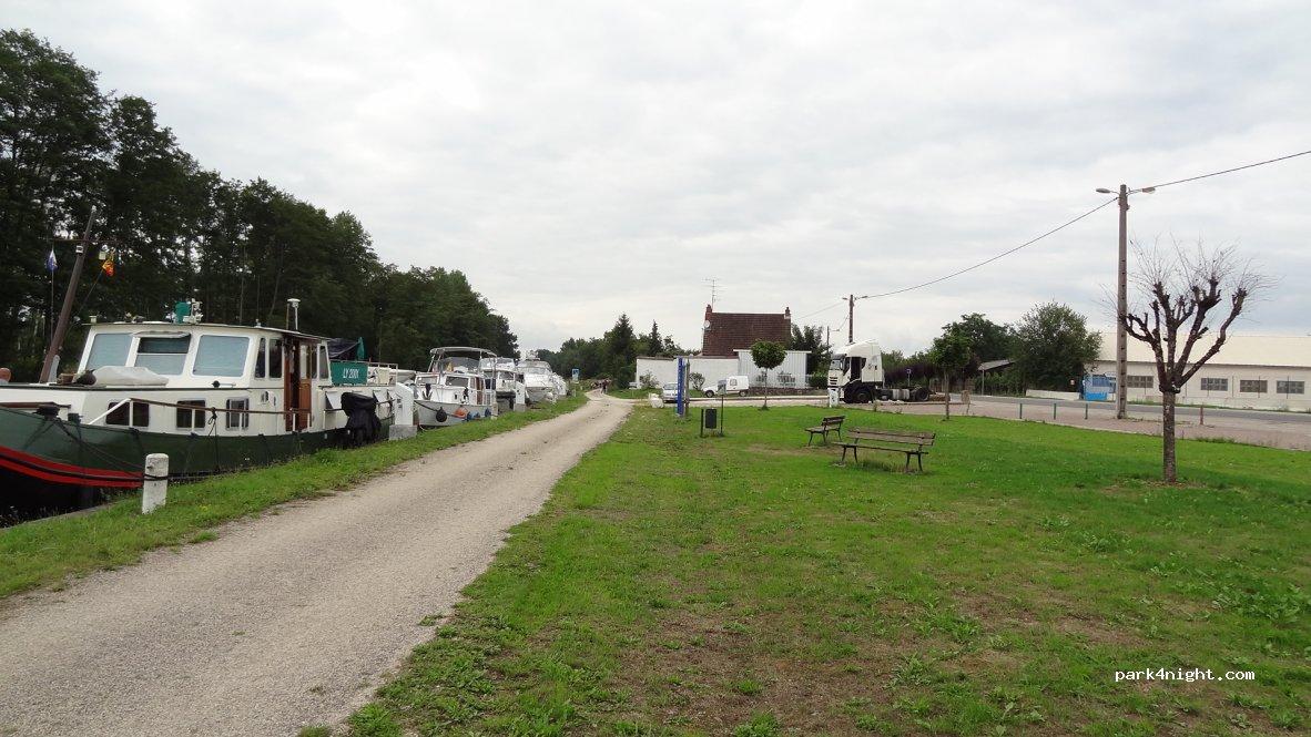 Aire de stationnement et pique-nique camping car - Foto 2