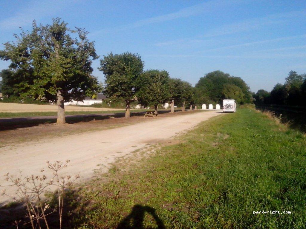 Terrain de Stationnement de Camping-cars d'Ancy-le-Libre - Foto 2