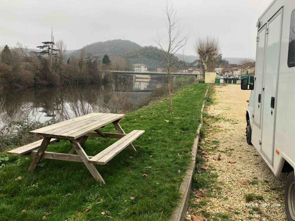 Aire de camping-car Luzech - Foto 3