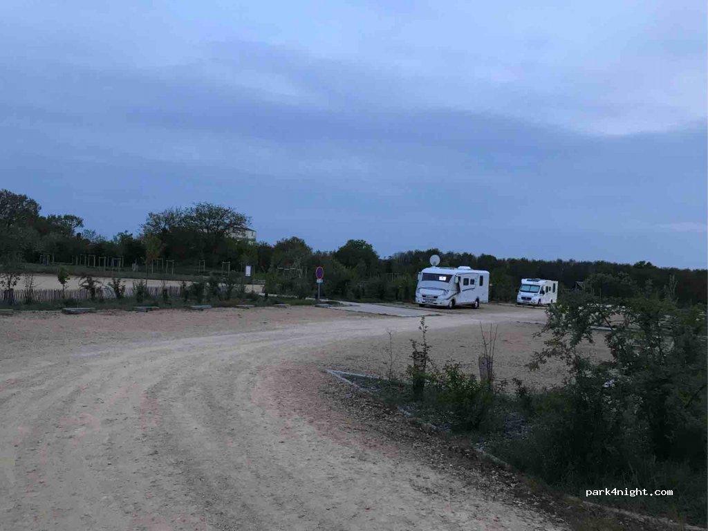 Aire de camping-car NUEIL LES AUBRIERS - Foto 5