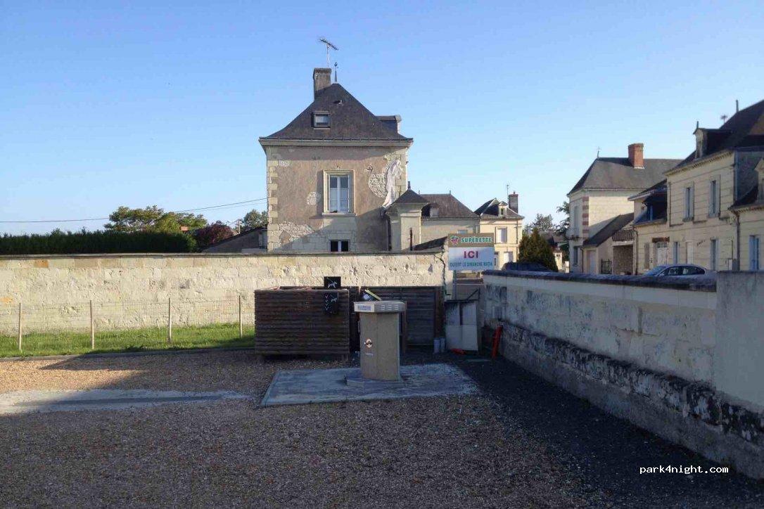 aire de camping car CHOUZÉ-SUR-LOIRE - Foto 4